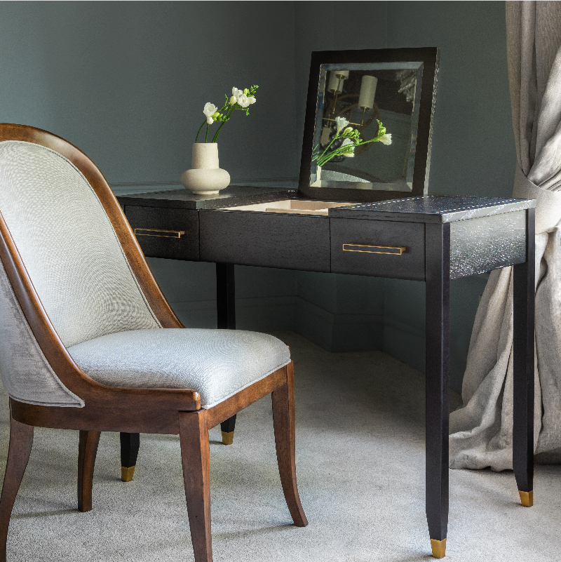 Столы и стулья